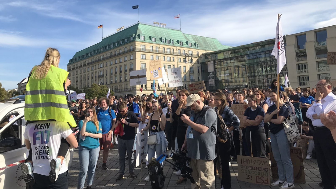 Junge Menschen protestieren gegen die Kürzungen bei den Jugendfreiwilligendiensten in Berlin