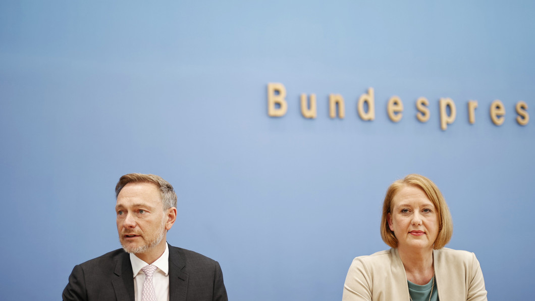 Links Bundesfinanzminister Christian Lindner (FDP) und rechts Bundesfamilienministerin Lisa Paus (Grüne) stellten am 28. August 2023 in der Bundespressekonferenz in Berlin den Kompromiss zur Kindergrundsicherung vor.