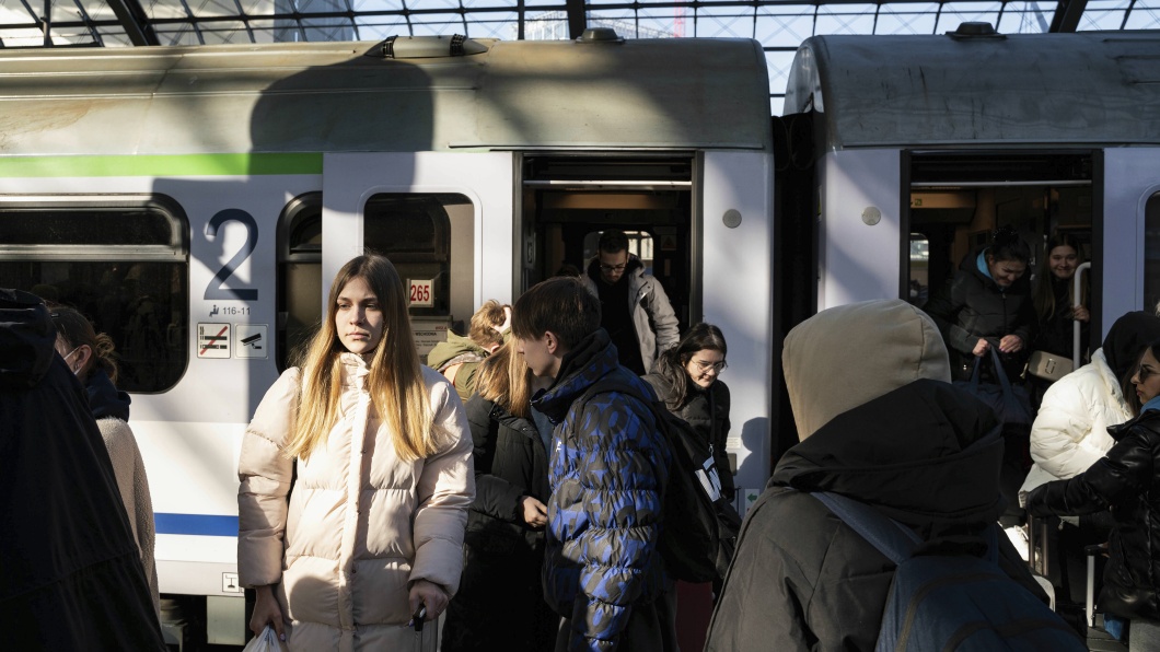 Berliner Hauptbahnhof am 10.03.2022: Eine junge Frau aus der Ukraine steigt aus einem Zug aus Warschau, nachdem sie vor dem Krieg aus ihrer Heimat geflohen ist.