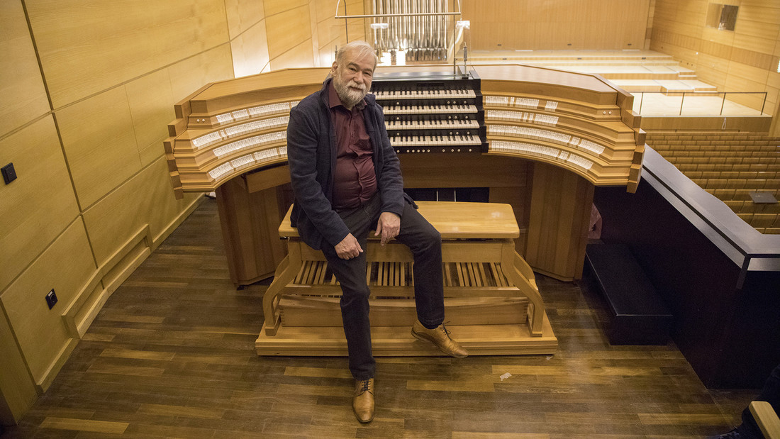 Professor Christoph Bossert am Spieltisch der "Hyperorgel" in der Hochschule für Musik Würzburg
